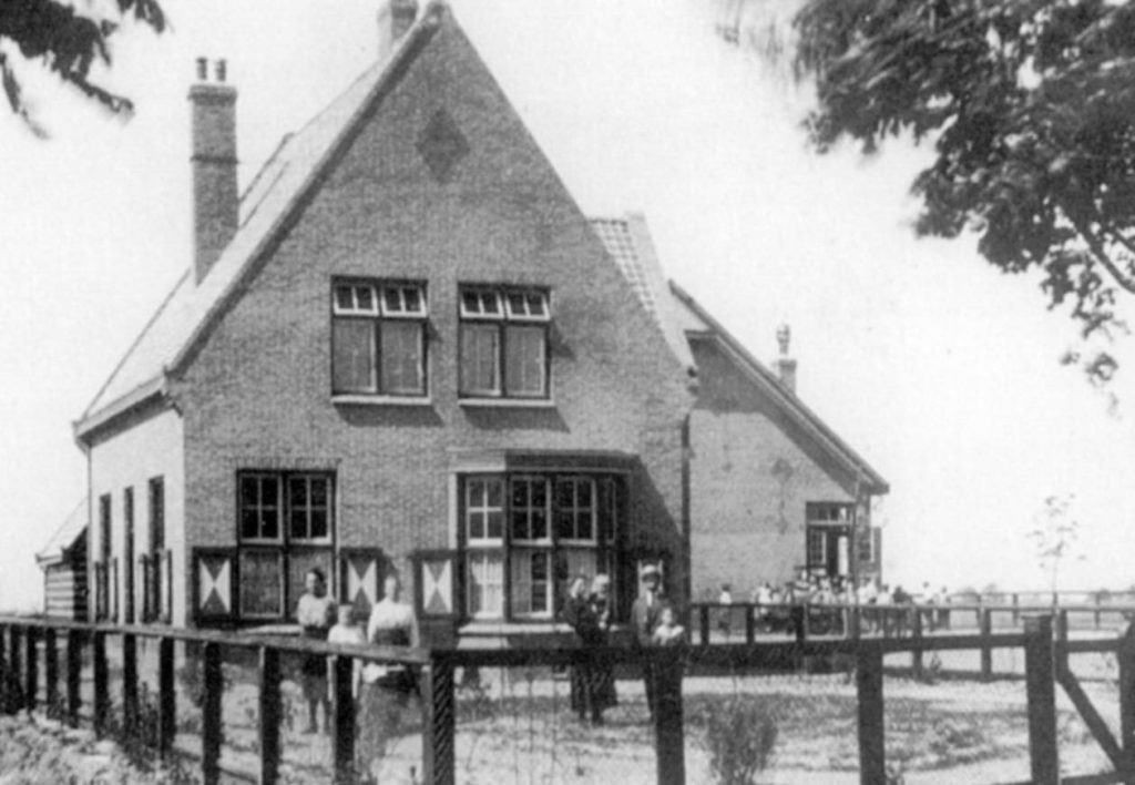 Bij de opening van de school op 15 november 1921 telde de school 36 leerlingen. De school was geen lang leven beschoren. Op 1 januari 1934 werd de school, die toen nog 23 leerlingen telde, opgeheven.