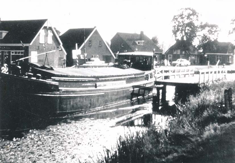 Scheepvaart door het Oranjekanaal hijr bi de brug Noordkamp-Dorpsstraat.