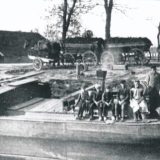 fam. vaartjes turf uitladen aan de kolk in beilen